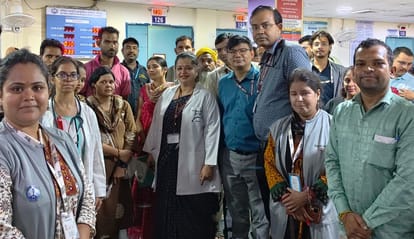 चिकित्सकों के साथ परिजन