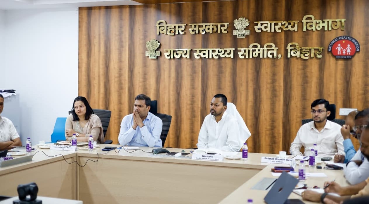 मंत्री निशांत कुमार ने स्वास्थ्य विभाग के अधिकारियों के साथ समीक्षा बैठक की।