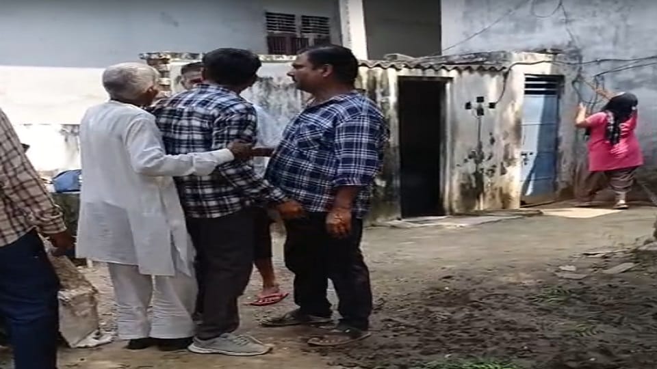 बिजली बिल वसूलने गई टीम के साथ अभद्रता