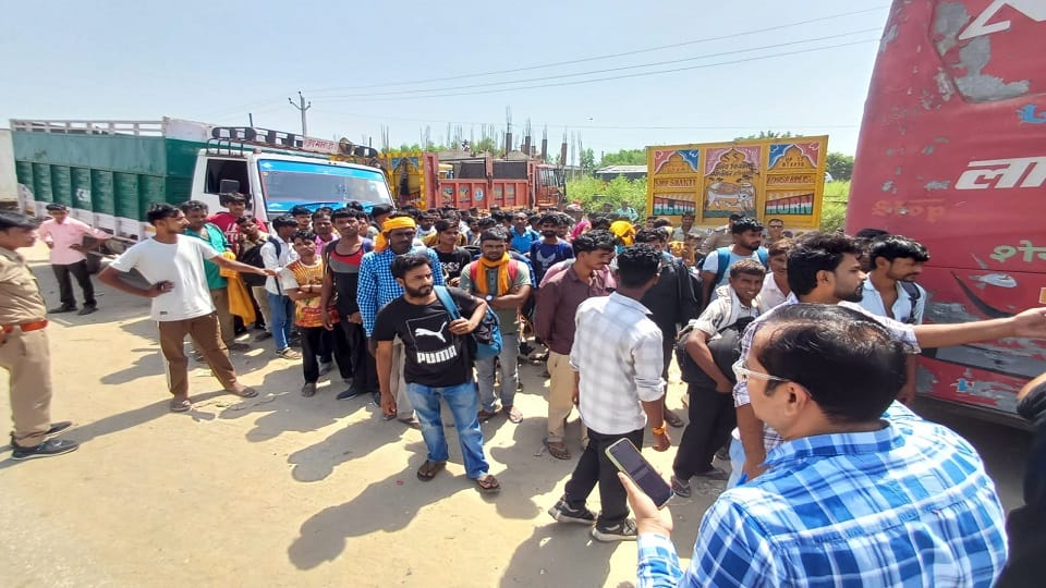 बस से उतारकर यात्रियों की गिनती की गई।