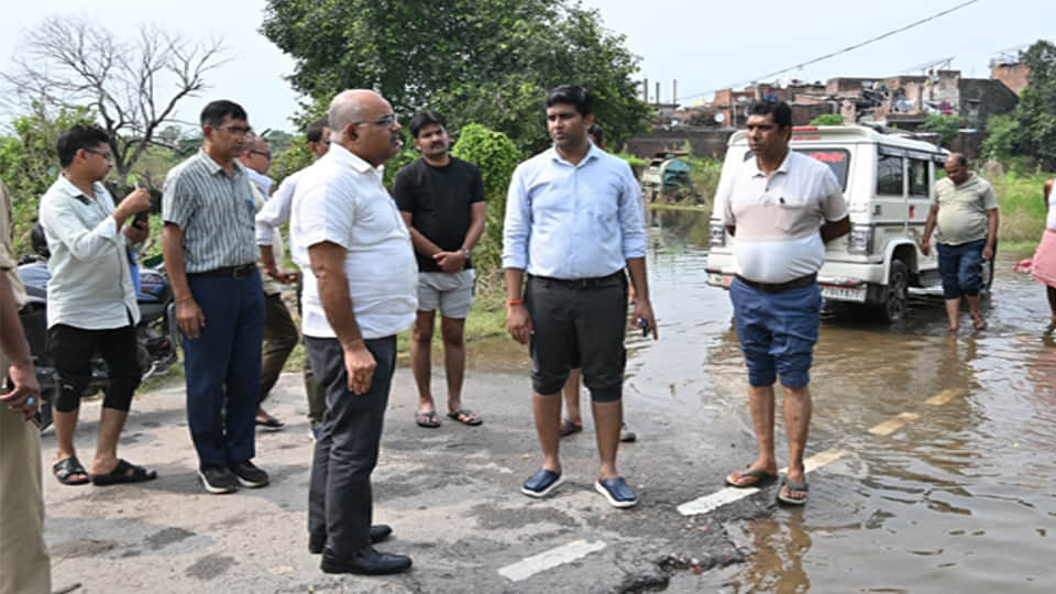 Kanpur: Floodwaters reach Bhagwandin ka Purwa, putting 35 families at risk