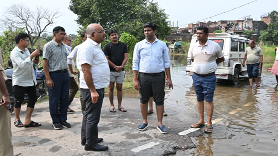 Kanpur: Floodwaters reach Bhagwandin ka Purwa, putting 35 families at risk