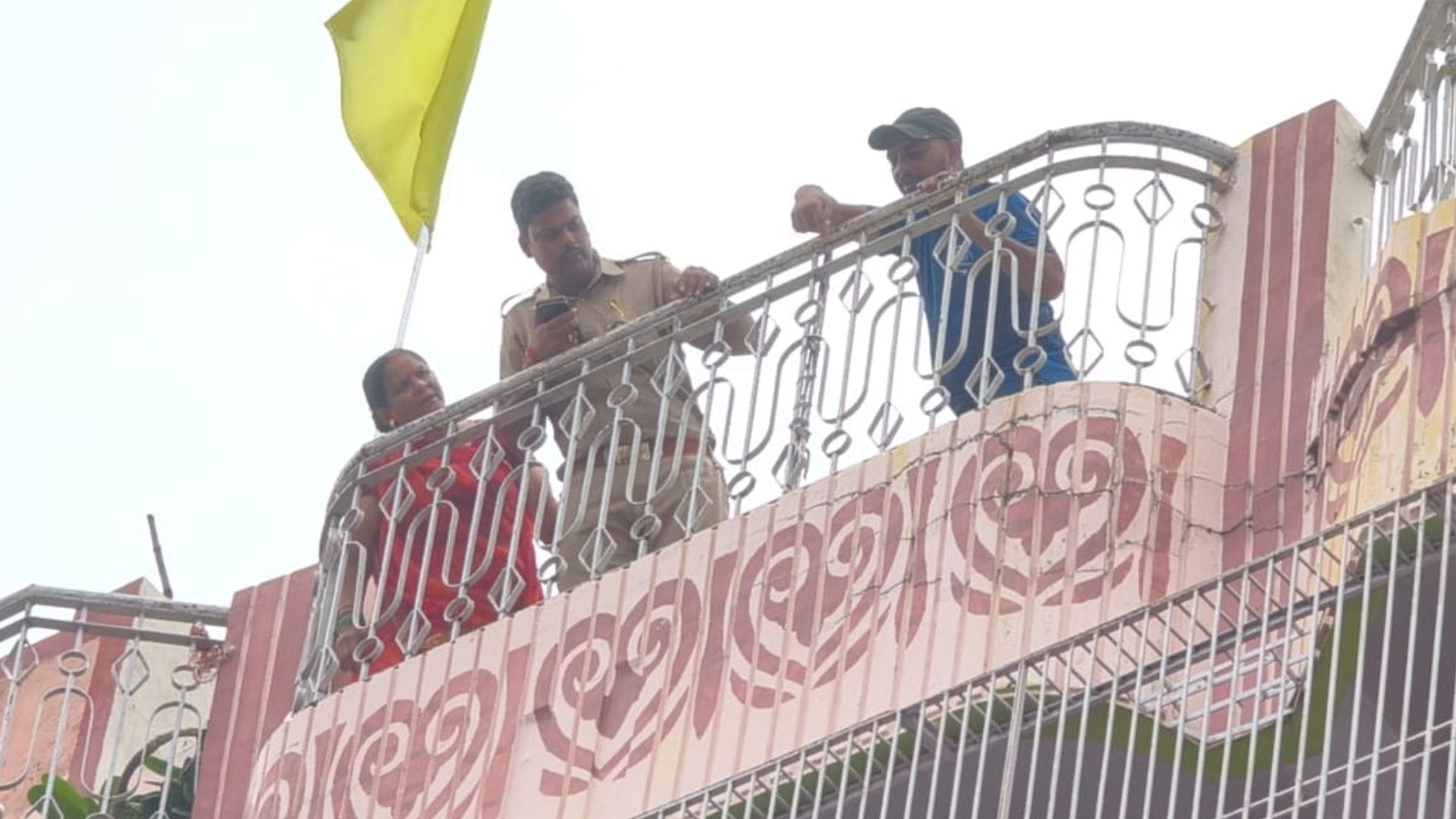 चटकी छत को देखती पुलिस और परिजन।