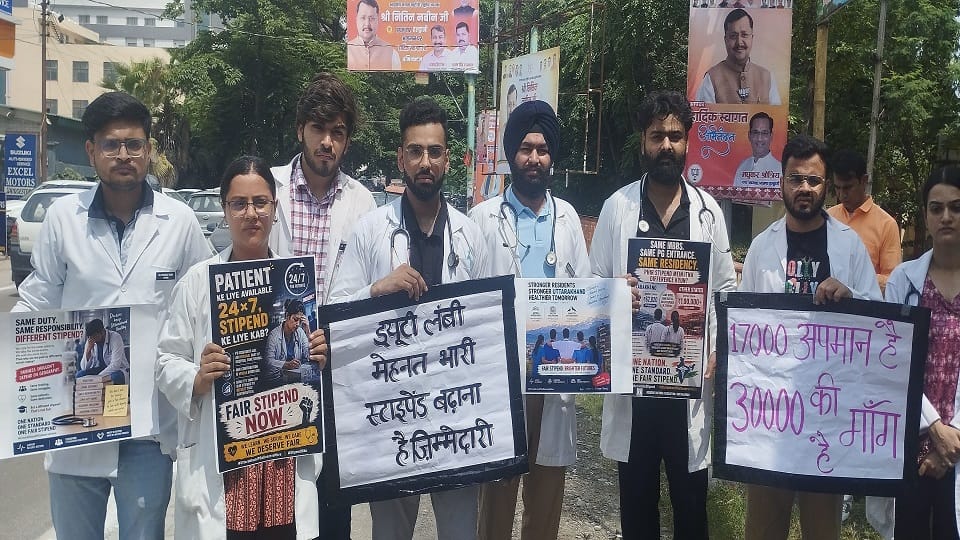 The agitation by interns and PG doctors at Haldwani STH has led to the postponement of patient operations