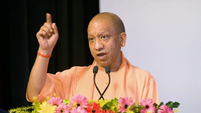 वाराणसी में सीएम योगी आदित्यनाथ
