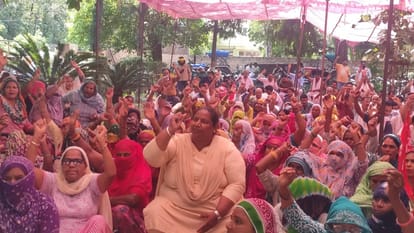 सफाई कर्मचारियों को समर्थन देने पहुंची कांग्रेस विधायक शकुंतला खटक