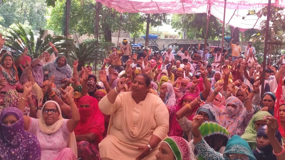 Sanitation workers hold a grand assembly in Rohtak; Congress MLAs extend support and target the BJP.