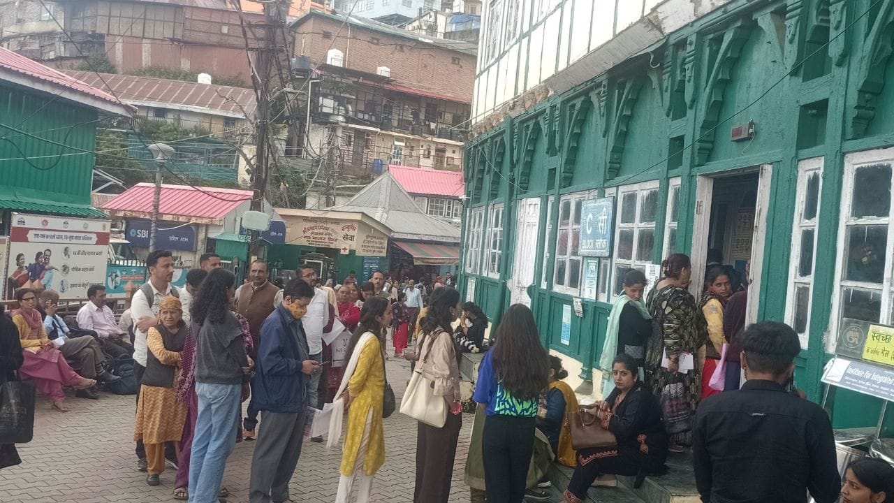 डीडीयू अस्पताल में मेडिसिन ओपीडी के बाहर लगी कतार।