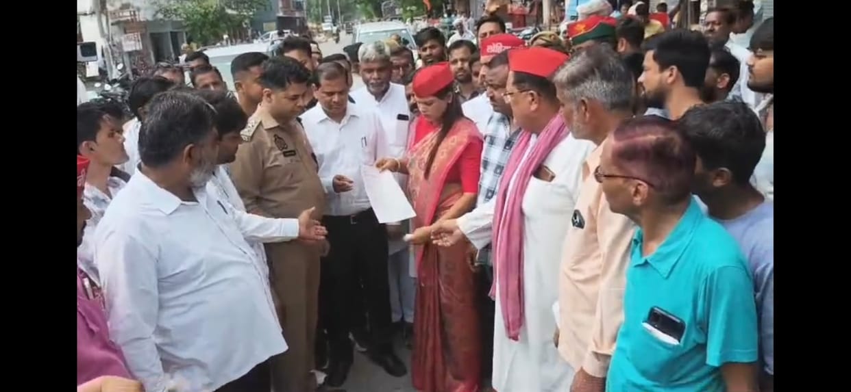 SP Leader Stages Protest Against Demolition of Shop in Araul