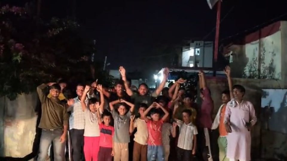 घटना के बाद थाने पर प्रदर्शन करते लोग।