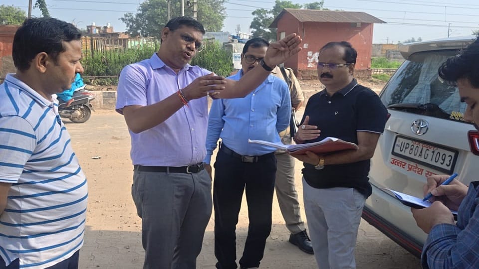 हाजिरी रजिस्टर की जांच करते नगर आयुक्त संतोष कुमार वैश्य।