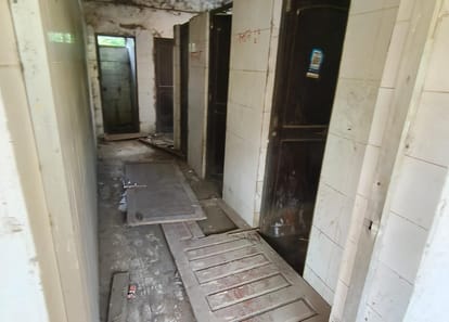 Indore: Indore's first ITI hostel has turned into a ruin; 60 students live amidst danger.