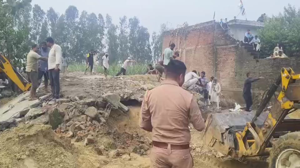 अक्का भीकमपुर में गिरा मकान