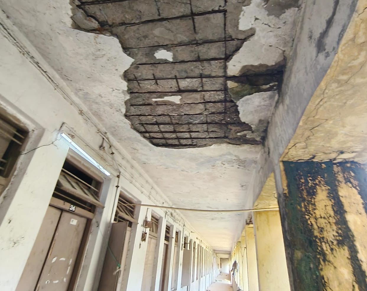 Indore: Indore's first ITI hostel has turned into a ruin; 60 students live amidst danger.