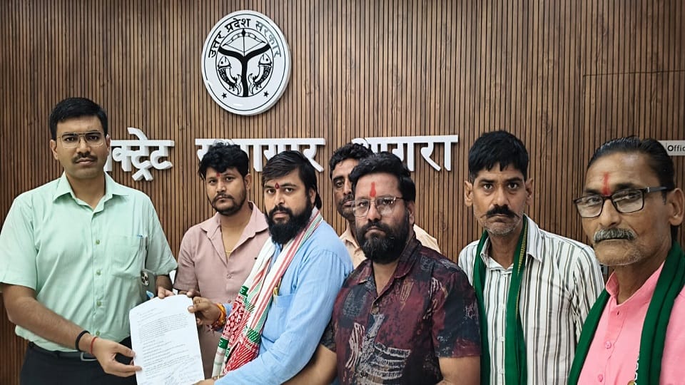 जिलाधिकारी को दिया ज्ञापन