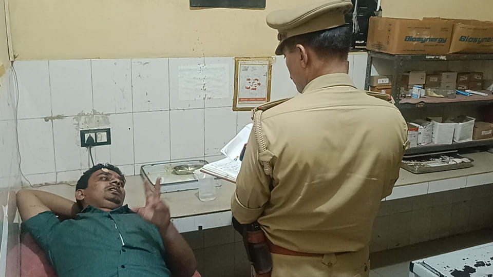 जानकारी लेती पुलिस