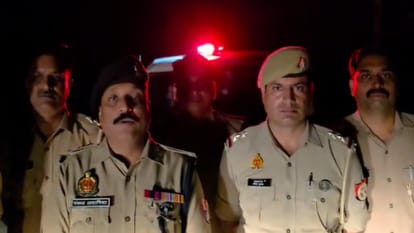 जानकारी देते अधिकारी