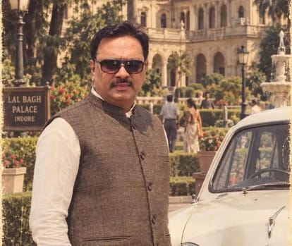 Indore: Ministers in Indore catch the 80s craze; Ministers Vijayvargiya and Silawat follow the trend.