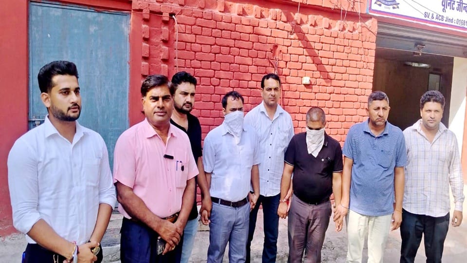 एंटी करप्शन ब्यूरो ने ईटीओ और सीए ने अलग-अलग कार्यालयों से पकड़ा