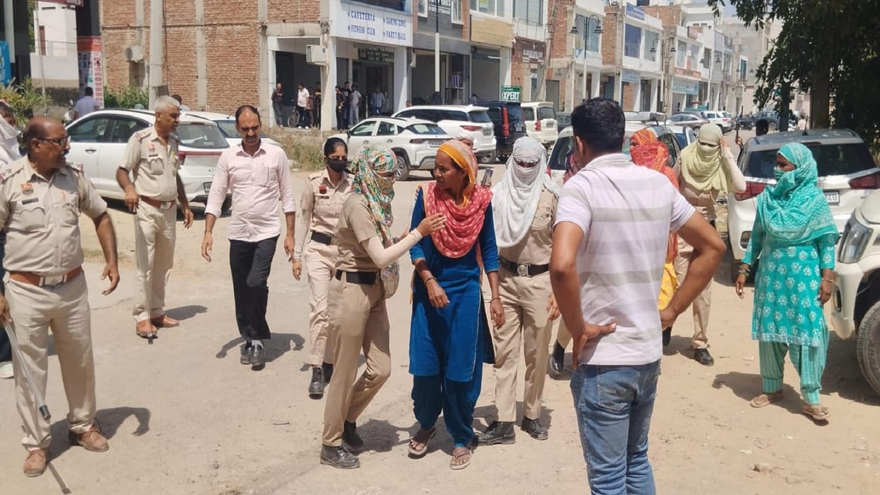 Uproar against garbage collection in Hisar: Striking women employees clash with police, alleging abuses