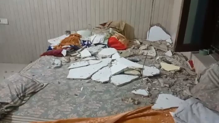 Kanpur Government residence roof collapses Naib Tehsildar has narrow escape