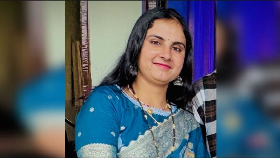 Woman body found hanging at baldeo in Mathura