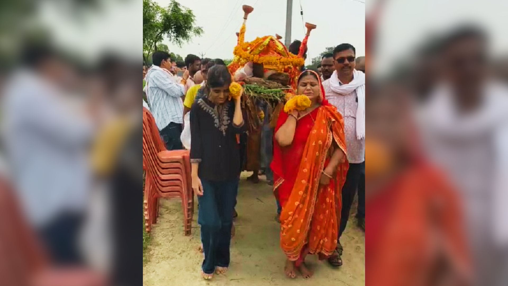 महिला सिपाही प्रियंका की मां और बहन ने दिया कंधा