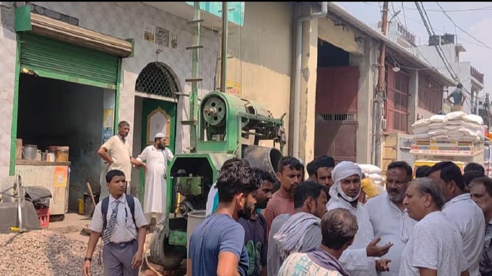 Meerut: Uproar over construction at the Kesarganj grain market mosque; traders halt work