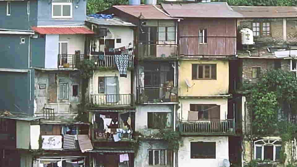 Mussoorie Many Families Living under in 150 year old buildings which danger for living