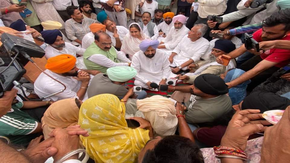 मृतक गुलजार के घर पहुंचे बीजेपी नेता
