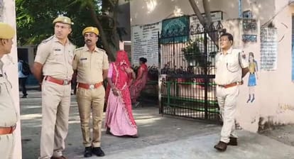 मतदान केंद्र पर मौजूद पुलिस