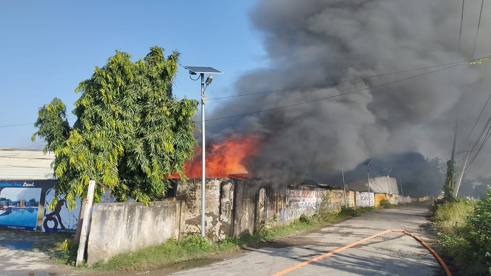 Massive fire breaks out at tent warehouse in Mathura