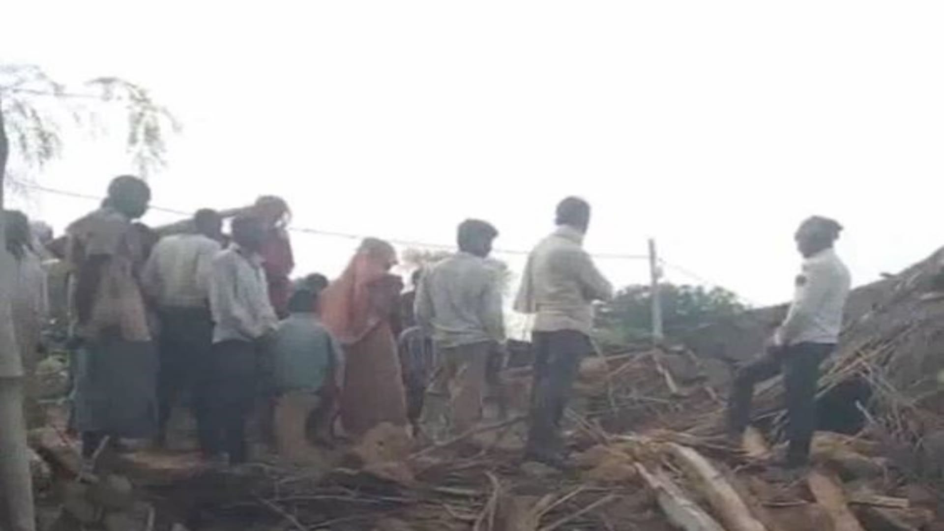 देर रात भरभराकर गिरा कच्चा मकान