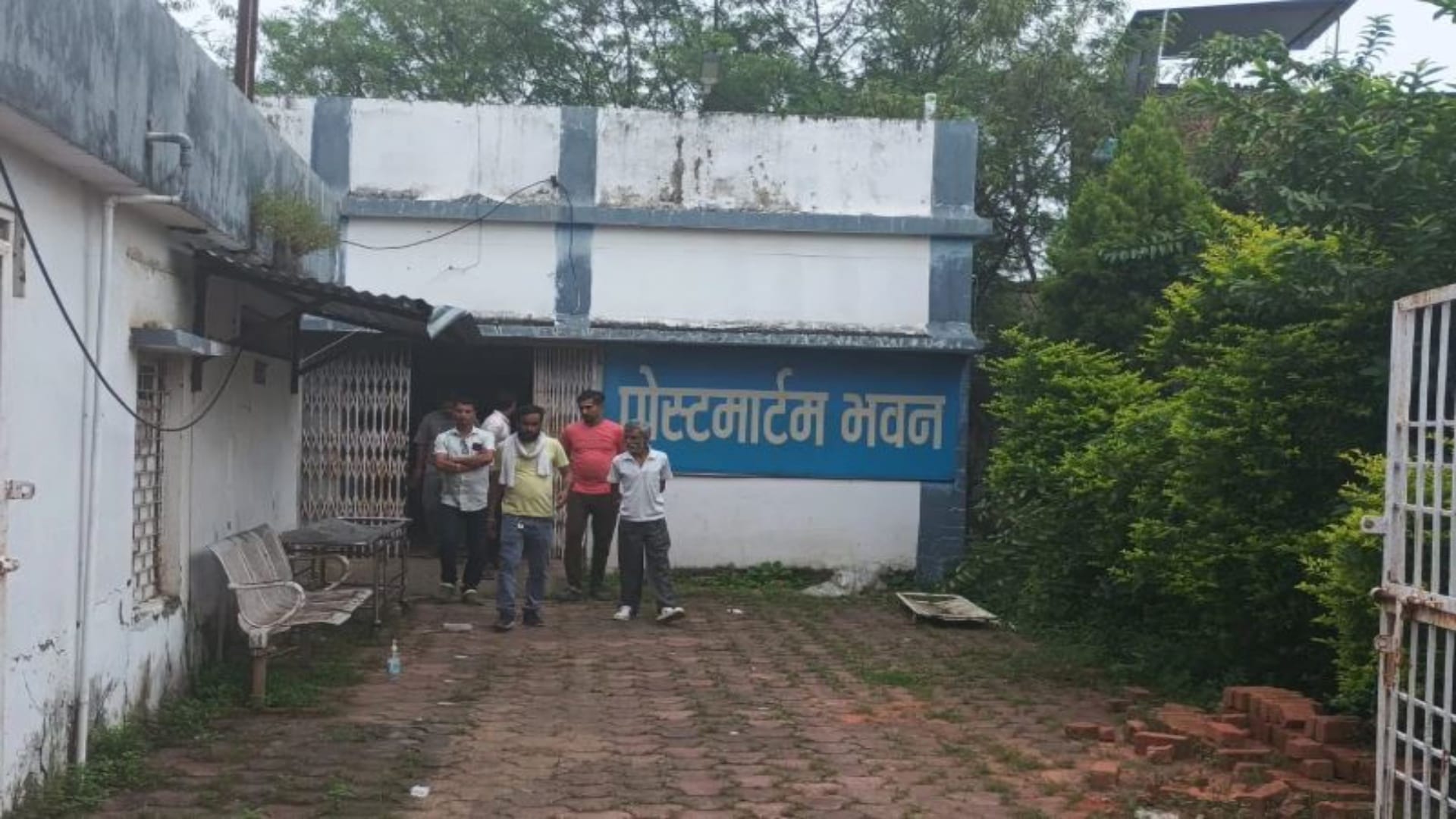 पोस्टमार्टम रूम के बाहर मौजूद परिजन