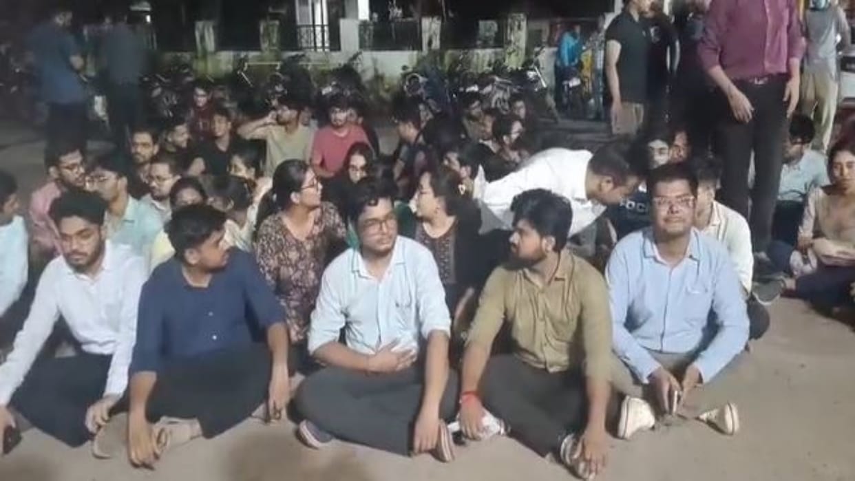 Rewa: 5 Drunk Men Allegedly Enter ICU, Assault Doctor; Resident Doctors Protest Through the Night
