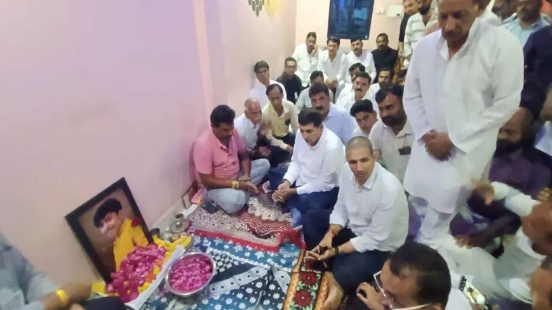 अर्पित के परिजनों से मिलने पहुंचे जीतू पटवारी