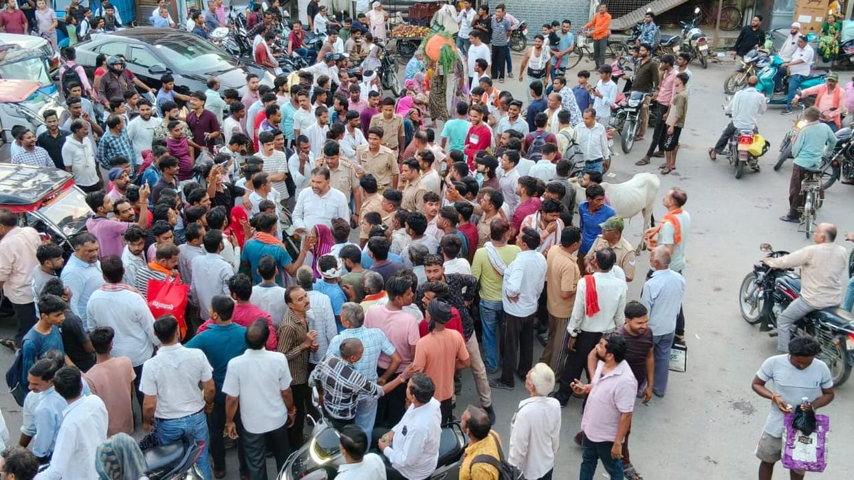 Jhansi: Residents of Kanshiram Awas took to the streets to protest against electricity bills after the power s