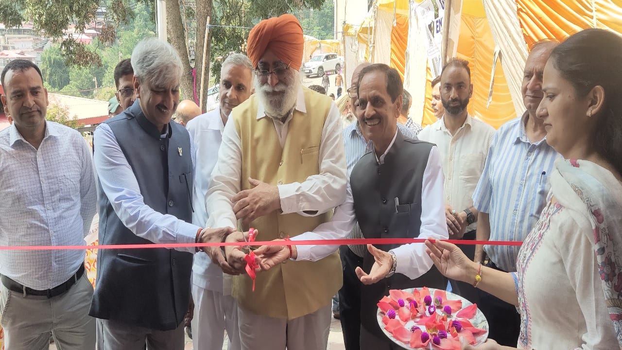 नौणी विवि के कुलपति ने किया खुंब मेले में लगी प्रदर्शनी का शुभारंभ।