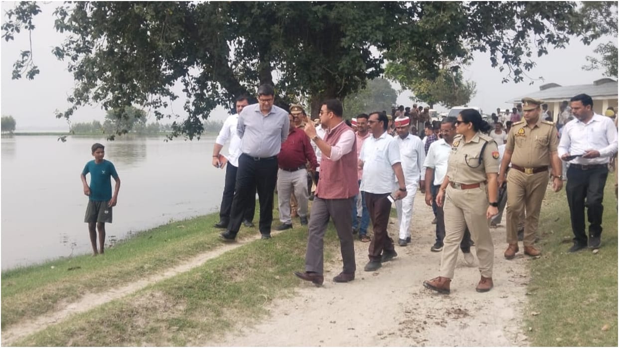 Divisional Commissioner, DM and SSP visited flood-affected villages in Budaun