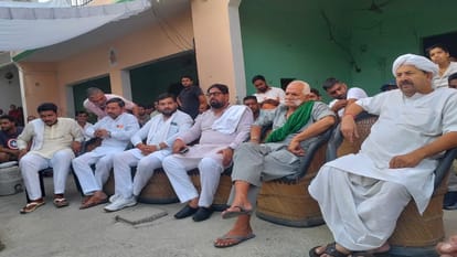पंचायत अंकित के पिता सतबीर के साथ मौजूद भाकियू अध्यक्ष नरेश टिकैत।