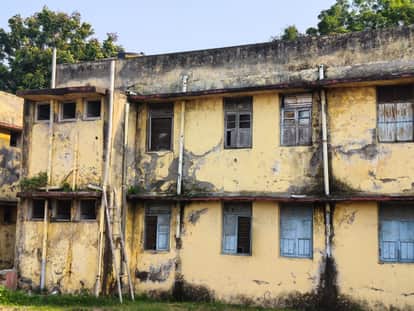 Indore: Indore's first ITI hostel has turned into a ruin; 60 students live amidst danger.