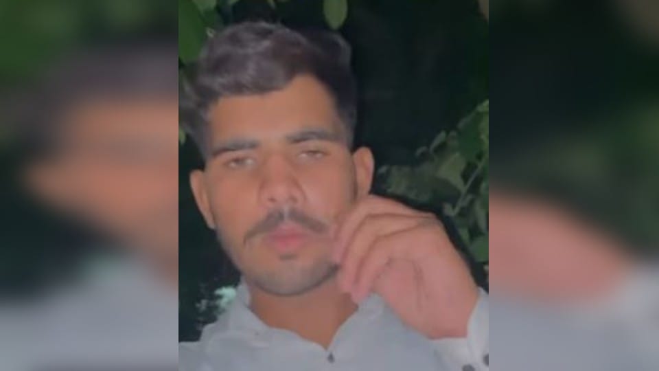 young man attacked young woman with knife and slit her throat in incident of unrequited love in Agra