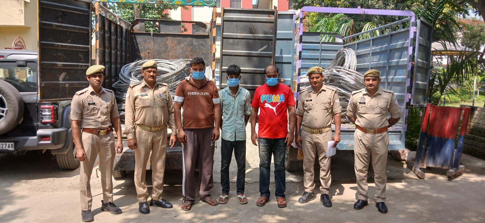 पुलिस गिरफ्त में सदस्य