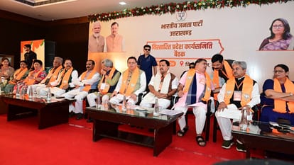 प्रदेश कार्यसमिति की बैठक में मंचासीन राष्ट्रीय अध्यक्ष नितिन नवीन, मुख्यमंत्री पुष्कर सिंह धामी, प्