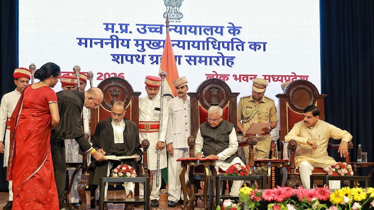 राज्यपाल ने सीएम की उपस्थिति में एमपी के चीफ जस्टिस को दिलाई पद और गोपनीयता की शपथ