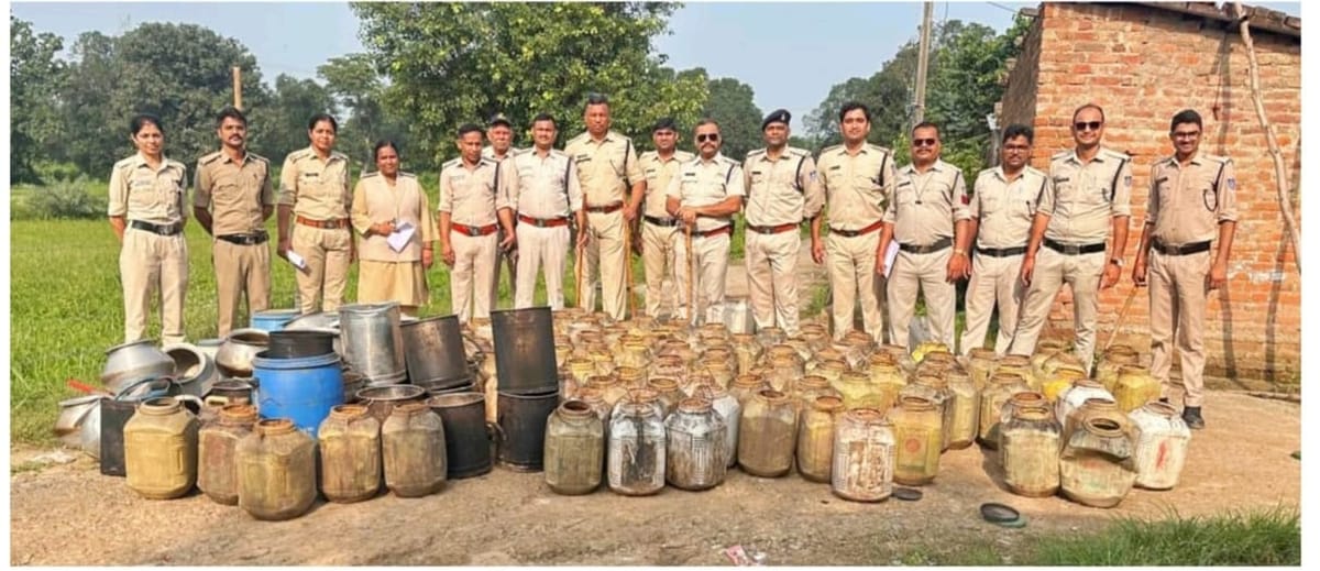 सतना में बड़ा एक्शन: जमीन में छिपी थी कच्ची शराब की ‘मिनी फैक्टरी’; 35 क्विंटल महुआ लाहन जब्त