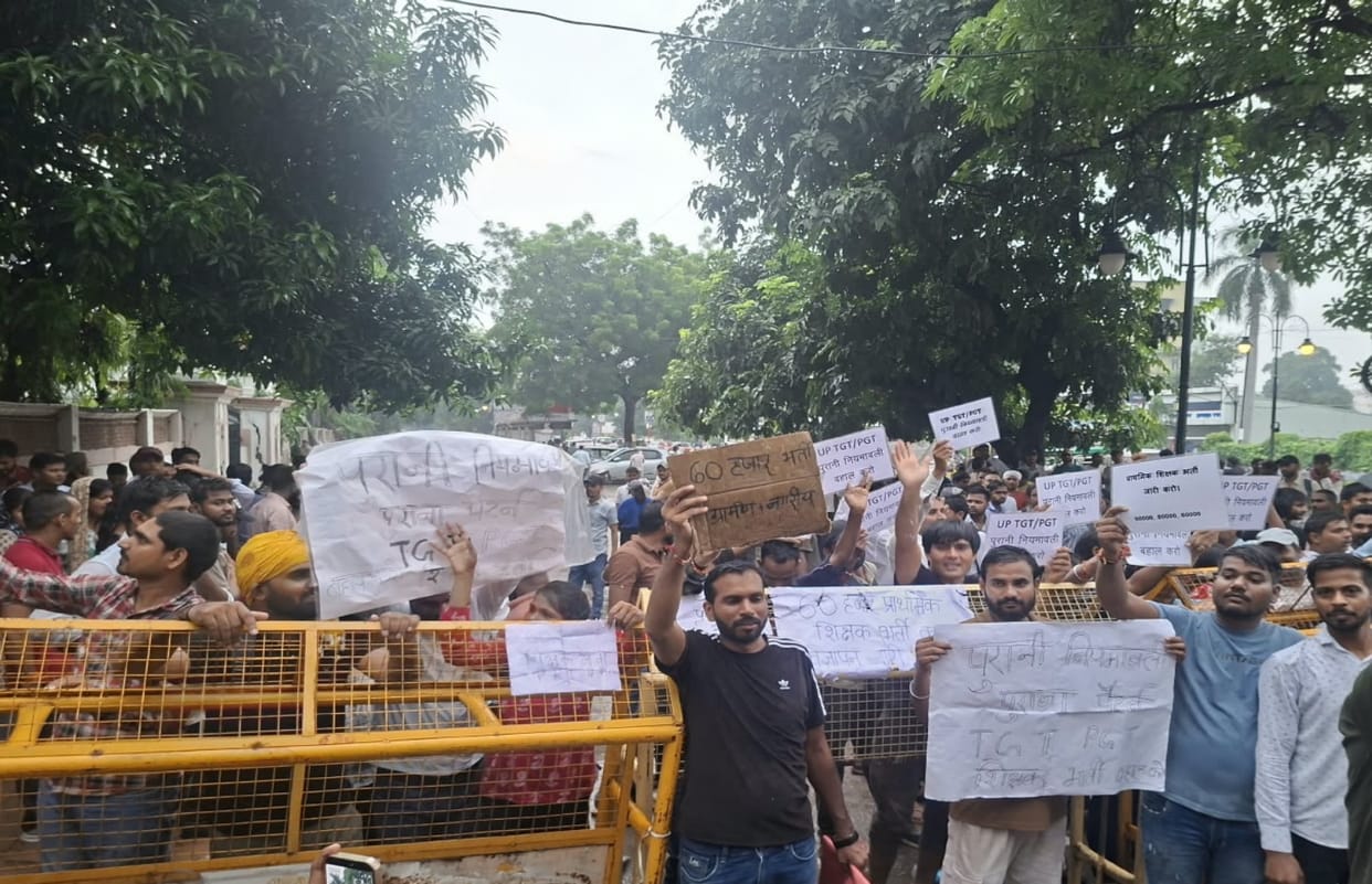 tgt-pgt-vacancy-yuva-manch-protest-prayagraj-police-action