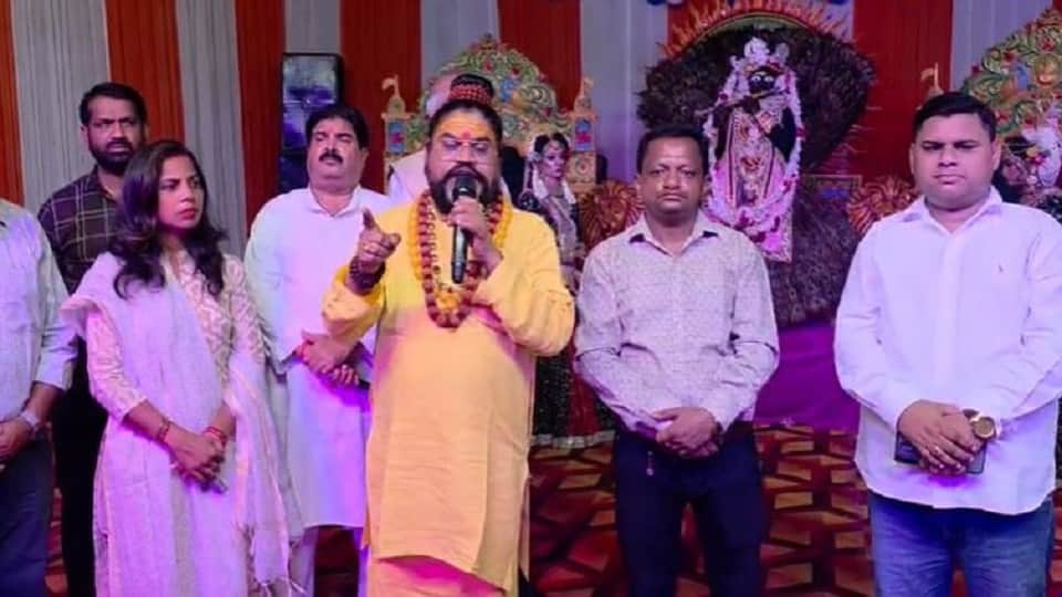 Swami Sachchidanand who announced Kar Seva in Mathura receives threat from Pakistani number