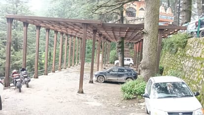 शिमला के जाखू मंदिर के पास बन रही पार्किंग।