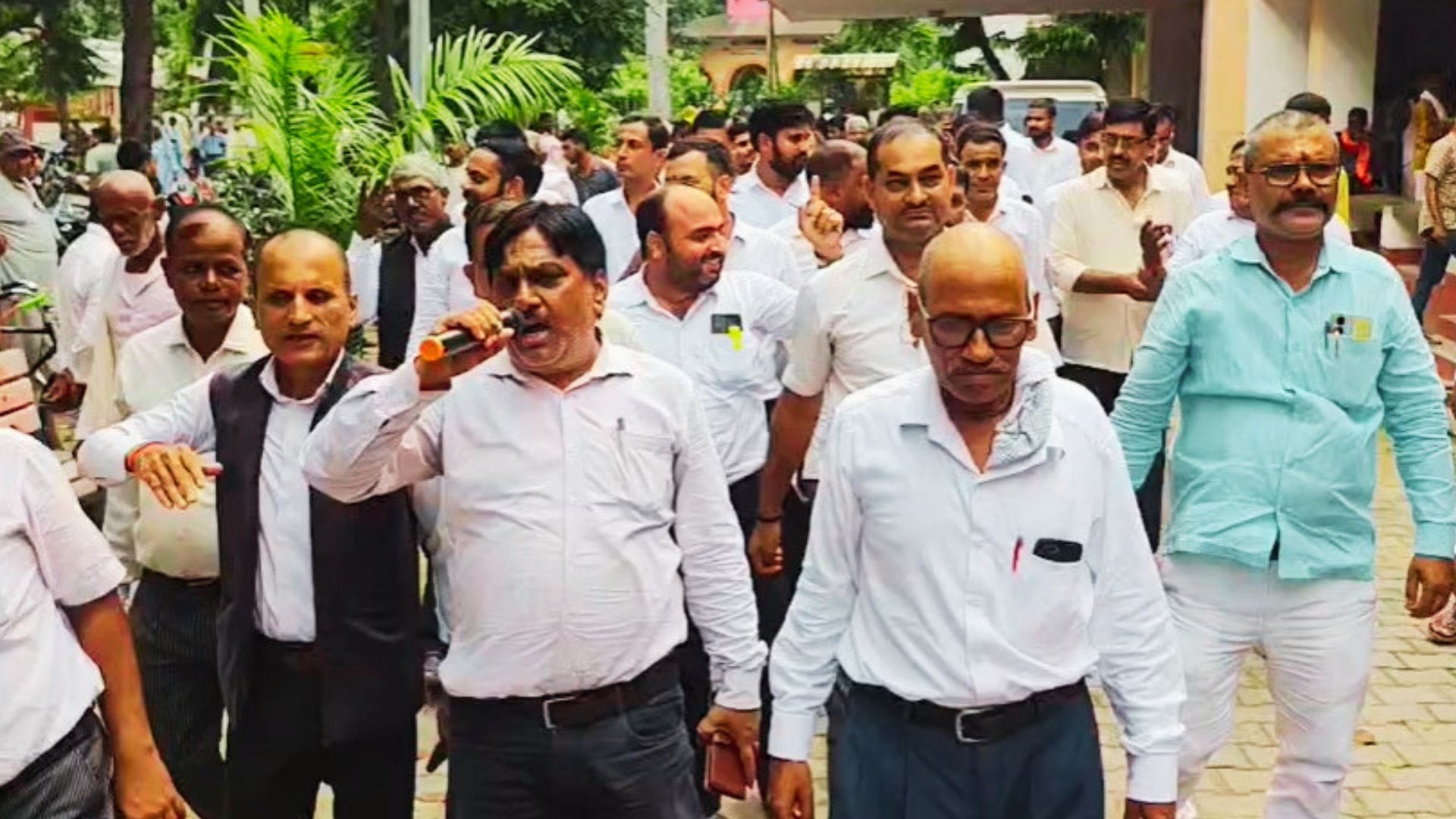 तहसील परिसर में प्रदर्शन करते अधिवक्ता।